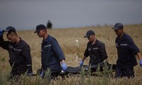 Mulai membawa jenazah para korban dalam jatuhnya pesawat terbang MH-17 ke Donetsk