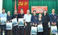 Wakil Ketua MN Vietnam, Tong Thi Phong mengunjungi keluarga-keluarga yang mendapat kebijakan prioritas di kabupaten Ba Vi, Hanoi
