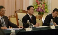 Kepala Departemen Organisasi  KS PKV, To Huy Rua menerima Menlu Jepang, Fumio Kishida
