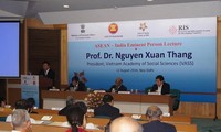 Wakil Vietnam mempresentasikan tentang tertib ekonomi Asia di India