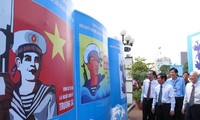 Pameran lukisan agitasi “Bersatu padu untuk membela dan membangun Tanah Air Vietnam”
