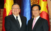 PM Vietnam Nguyen Tan Dung melakukan pembicaraan dengan Ketua Komisi Eropa, Jose Manuel Durao Barroso