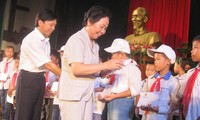 Wakil Presiden Vietnam, Nguyen Thi Doan menyampaikan beasiswa kepada para pelajar miskin provinsi Nam Dinh