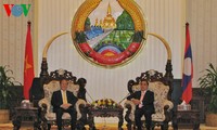 Ketua MN Vietnam, Nguyen Sinh Hung melakukan pertemuan PM Laos, Thongsing Thammavong