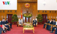 Deputi PM Vu Van Ninh menerima Walikota Zona Keuangan London-Kerajaan Inggris