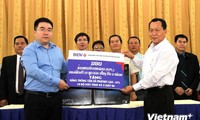 BIDV memberikan bantuan tentang komputer, mesin cetak kepada cabang pers Laos