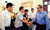 Ketua Pengurus Besar Front Tanah Air Vietnam, Nguyen Thien Nhan melakukan kontak dengan para pemilih di provinsi Bac Giang