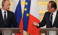 Presiden Perancis, Francois Hollande dengan tiba-tiba mengunjungi Rusia