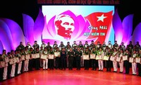 Memuji 70 pemuda Tentara dan Keamanan Publik dalam gerakan belajar dan bertindak sesuai dengan keteladanan moral Ho Chi Minh