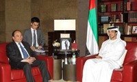Deputi PM Vietnam, Nguyen Xuan Phuc melakukan pembicaran dengan Deputi PM Uni Emirat Arab, Sheikh Mansour Bin Zayed Al Nahyan