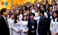 Presiden Vietnam, Truong Tan Sang melakukan pertemuan dengan para mahasiswa yang mendapat hadiah Bintang Januari