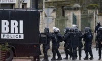 Perancis: Pasukan keamanan memburu dua tersangka pemberondongan senapan pada Kantor Redaksi Majalah “Charlie Hebdo”
