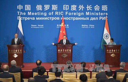 Pertemuan Menlu Tiongkok-Rusia-India mengeluarkan komunike bersama