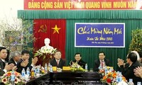 Presiden Vietnam, Truong Tan Sang mengunjungi dan menyampaikan ucapan selamat Hari Raya Tet di kabupaten Duc Tho, provinsi Ha Tinh