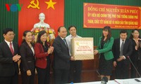 Deputi PM Vietnam, Nguyen Xuan Phuc mengunjungi dan mengucapkan selamat Hari Raya Tet di provinsi Quang Ngai dan Quang Nam