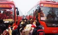 Mengangkut para buruh pulang ke kampung untuk merayakan Hari Raya Tet: Iring-iringan bis yang penuh kasih sayang