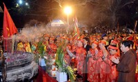 Upacara mulai memberikan cap kuil Tran, provinsi Nam Dinh pada Musim Semi 2015