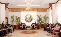 Pimpinan Republik Demokrasi Rakyat Laos menerima delegasi tingkat tinggi kota Ho Chi Minh