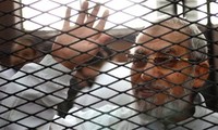 Mesir membawa kira-kira 60 anggota Ikhwanul Muslimin ke depan mahkamah militer