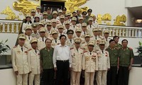 PM Nguyen Tan Dung menerima Badan hubungan kader polisi untuk memberikan bantuan kepada medan perang Vietnam Selatan