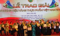 Deputi PM Vietnam, Nguyen Xuan Phuc memberikan hadiah “Brand emas bahan makanan Vietnam”