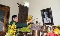 Jenderal Phung Quang Thanh mengunjungi dan berterima kasih kepada para mantan pemimpin Kemenhan Vietnam