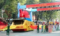 Meninjau Pra-acara peringatan ultah ke-40 Hari pembebasan total Vietnam Selatan dan Penyatuan Tanah Air di kota Ho Chi Minh