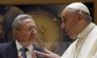 Paus Franciskus I menerima Presiden Kuba, Raul Castro