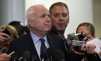 Presiden Ukraina mengangkat Senator AS, John McCain menjadi penasehat