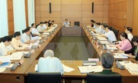 MN Vietnam melakukan perbahasan di grup-grup tentang RUU mengenai Pungutan dan Biaya
