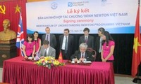 Menandatangani MoU kerjasama Program Newton Vietnam
