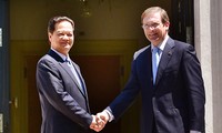 PM Nguyen Tan Dung melakukan pembicaraan dengan PM Portugal, Pedro Passos Coelho