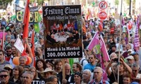 Puluhan ribu orang melakukan pawai untuk memprotes Konferensi G-7 di Federasi Jerman
