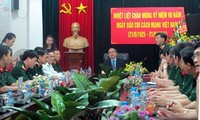 Ketua Front Tanah Air Vietnam mengunjungi para jurnalis dalam angkatan bersenjata rakyat