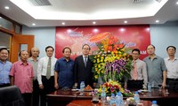 Ketua Front Tanah Air Vietnam, Nguyen Thien Nhan mengunjungi dan menyampaikan ucapan selamat kepada Koran VietNamNet