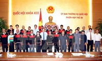 Wakil Ketua MN Vietnam, Huynh Ngoc Son menerima rombongan orang-orang yang berprestise dalam komunitas etnis minoritas provinsi Dak Lak