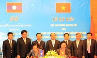 Menandatangani Perjanjian perdagangan perbatasan antara dua negara Vietnam-Laos