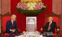Pemimpin Partai dan Negara Vietnam menerima mantan Presiden AS, Bill Clinton