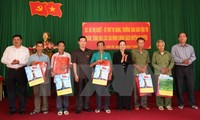Kepala Departeman Penggerakan Massa Rakyat KS PKV, Ha Thi Khiet mengunjungi dan memberikan bingkisan kepada para keluarga yang mendapat kebijakan prioritas provinsi Ha Giang