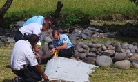  Menemukan kepingan yang diduga berasal dari pesawat terbang MH 370 di Samudra Hindia