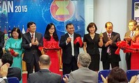 Pameran foto “ASEAN – 48 tahun perdamaian, perkembangan dan 20 tahun Vietnam masuk ASEAN”