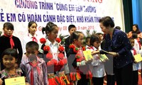 Memberikan beasiswa “Bersama ananda pergi ke sekolah” kepada anak-anak yang menjumpai kesulitan di provinsi Ha Giang