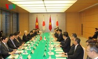 Sekjen KS PKV Nguyen Phu Trong  mengadakan pembicaraan dengan PM Jepang, Shinzo Abe.