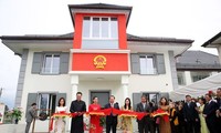 Deputi PM Vietnam, Vu Van Ninh menggunting pita peresmian Kantor Perwakilan Vietnam baru di Jenewa (Swiss)