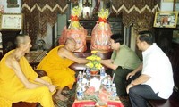 Badan Pengarahan daerah Nam Bo Barat mengunjungi biksu-biksuni dan keluarga orang Khmer yang mendapatkan kebijakan prioritas 