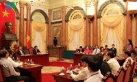 Presiden Vietnam, Truong Tan Sang melakukan pertemuan dengan para pekerja wanita tipikal cabang permigasan