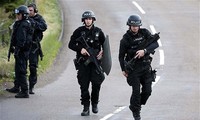 Negara - negara menerapkan lagi banyak langkah keamanan setelah serangan teror di Perancis
