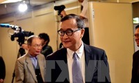  Mahkamah Kamboja memanggil pemimpin oposisi  Sam Rainsy
