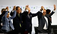 Konferenci COP 21 mengesahkan permufakatan tentang penanggulangan perubahan iklim global 