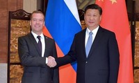 Presiden Tiongkok, Xi Jinping melakukan pertemuan dengan PM Rusia, Dmitry Medvedev.
